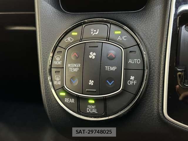 Toyota NOAH 2017-07 8158909-24