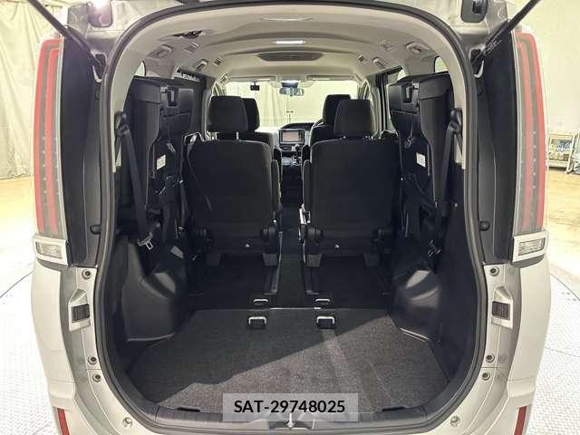 Toyota NOAH 2017-07 8158909-28