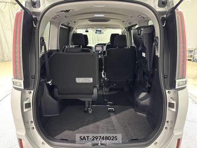 Toyota NOAH 2017-07 8158909-29