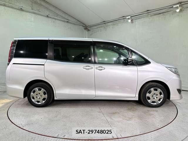 Toyota NOAH 2017-07 8158909-3