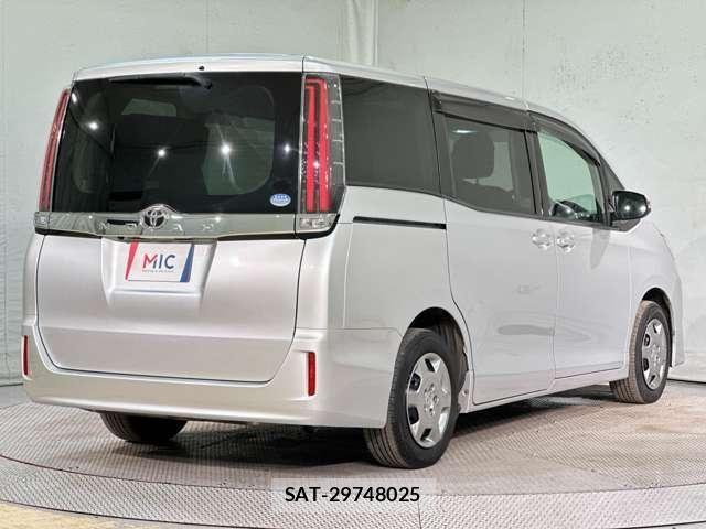 Toyota NOAH 2017-07 8158909-4
