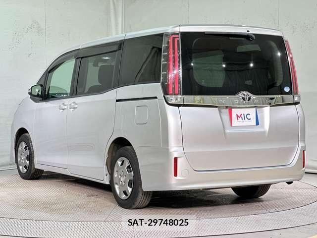 Toyota NOAH 2017-07 8158909-6