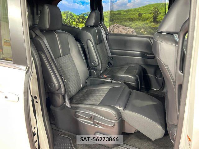 Toyota NOAH 2025-02 8209141-7