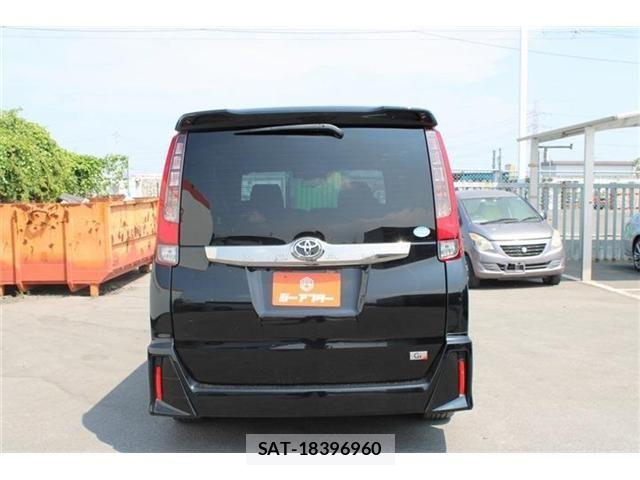 Toyota NOAH 2016-05 8209165-6