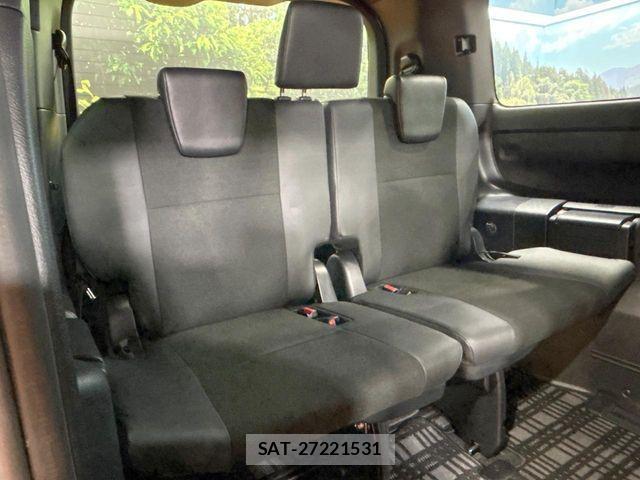 Toyota NOAH 2018-06 8209163-9