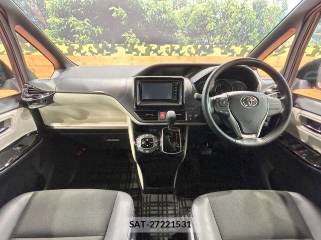 Toyota NOAH 2018-06 8209163-1