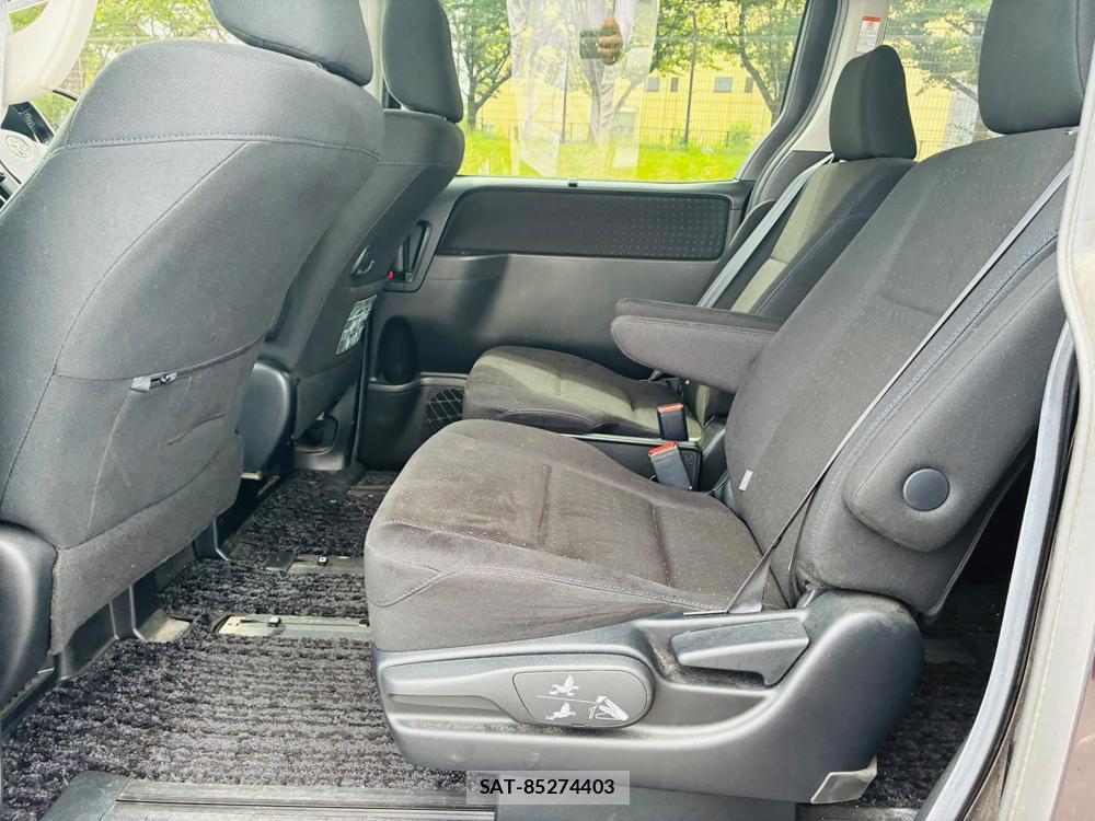 Toyota NOAH 2015-05 8120452-9