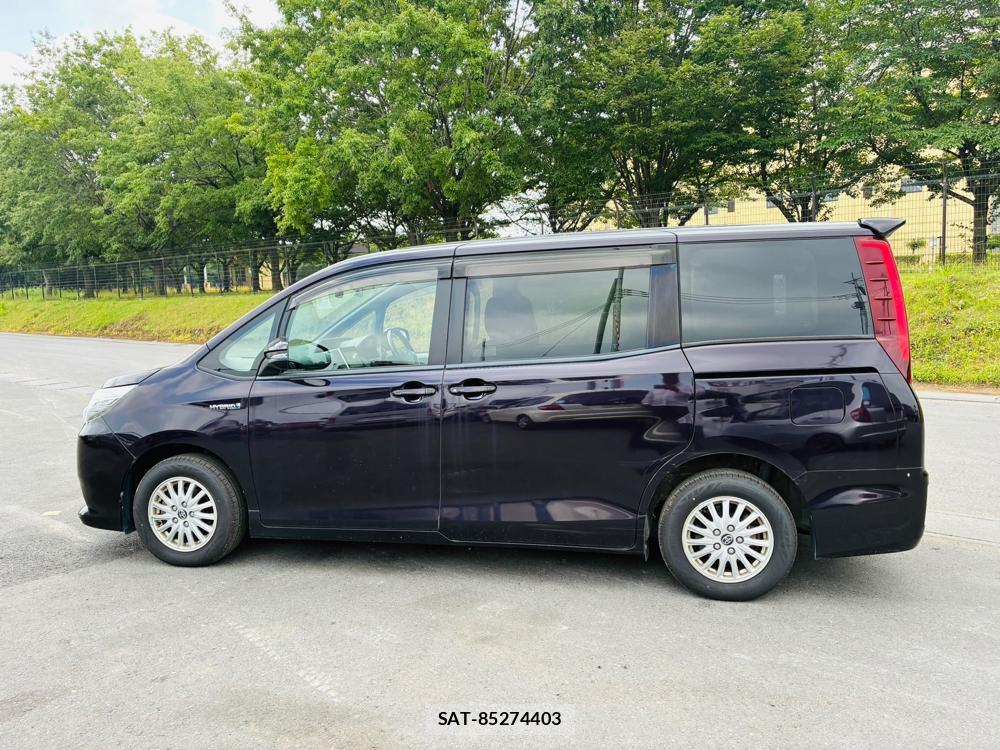 Toyota NOAH 2015-05 8120452-1
