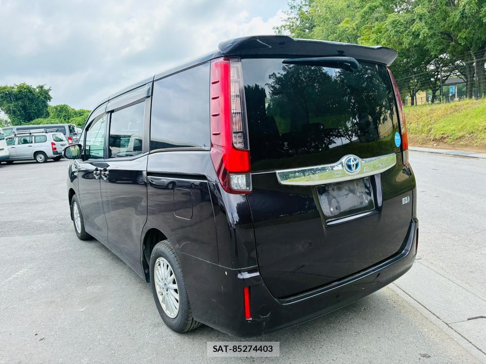 Toyota NOAH 2015-05 8120452-2