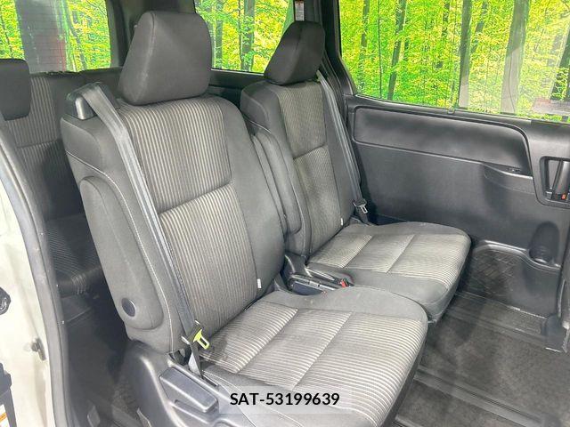 Toyota NOAH 2018-01 8209164-8