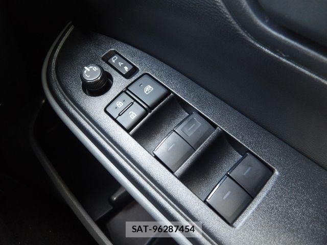 Toyota NOAH 2023-12 8209154-9