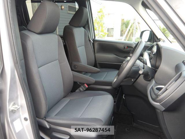 Toyota NOAH 2023-12 8209154-15