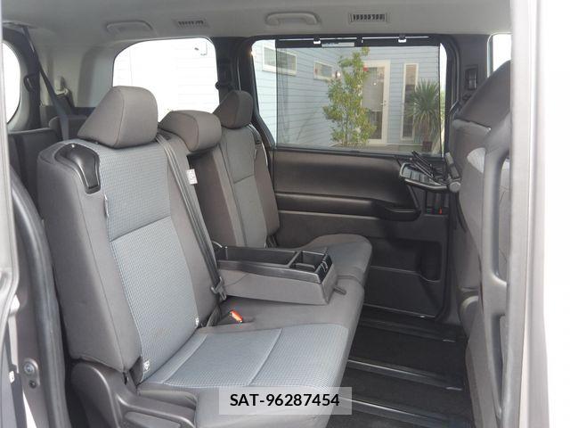 Toyota NOAH 2023-12 8209154-16