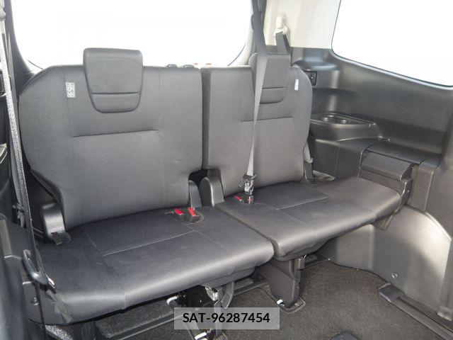 Toyota NOAH 2023-12 8209154-17