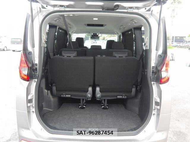 Toyota NOAH 2023-12 8209154-18