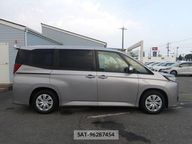 Toyota NOAH 2023-12 8209154-29