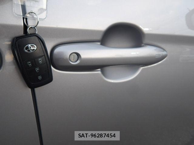 Toyota NOAH 2023-12 8209154-6