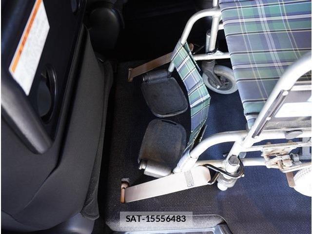 Toyota NOAH 2019-04 8209147-11