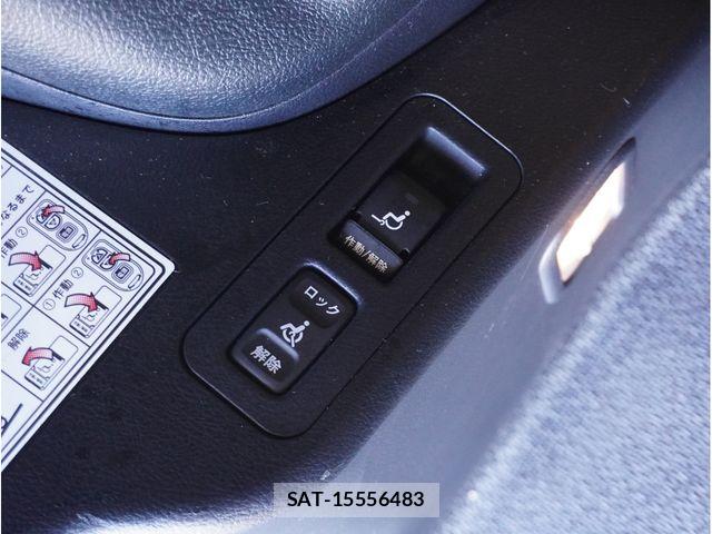 Toyota NOAH 2019-04 8209147-14