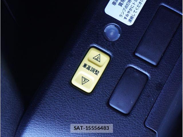 Toyota NOAH 2019-04 8209147-15