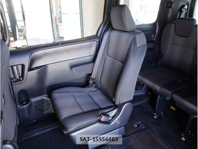 Toyota NOAH 2019-04 8209147-18