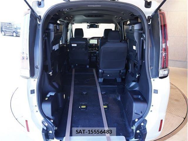 Toyota NOAH 2019-04 8209147-5