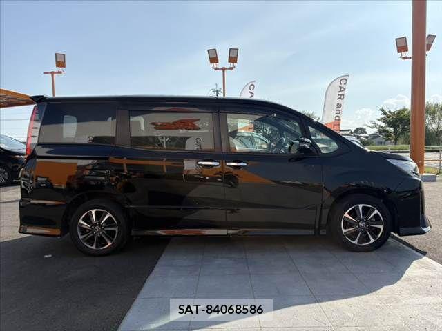 Toyota NOAH 2019-04 8209160-11