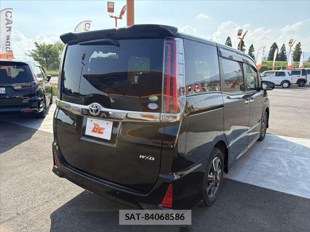 Toyota NOAH 2019-04 8209160-12