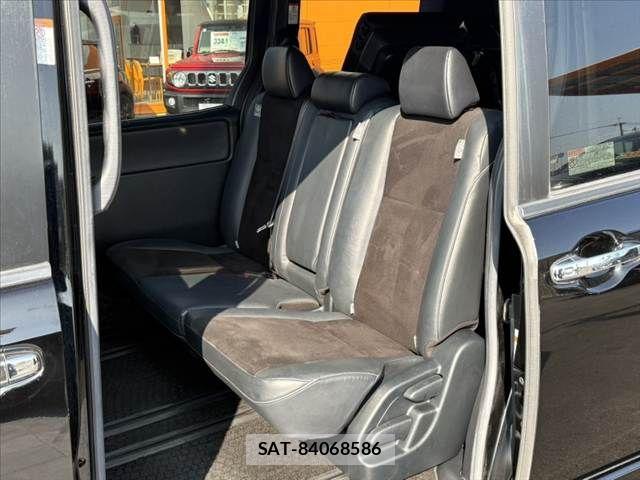 Toyota NOAH 2019-04 8209160-18