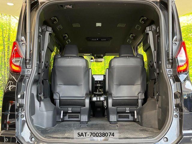 Toyota NOAH 2023-08 8209143-10