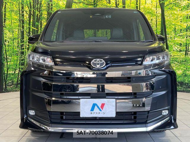 Toyota NOAH 2023-08 8209143-14