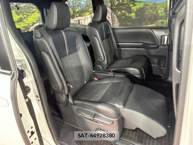 Toyota NOAH 2024-04 8209142-9