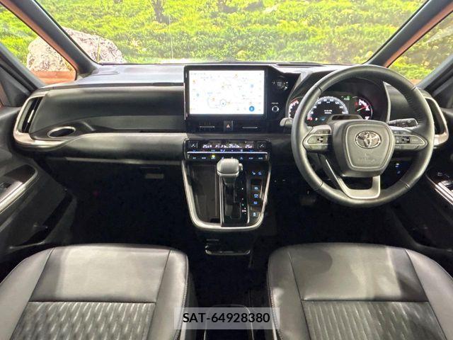 Toyota NOAH 2024-04 8209142-1