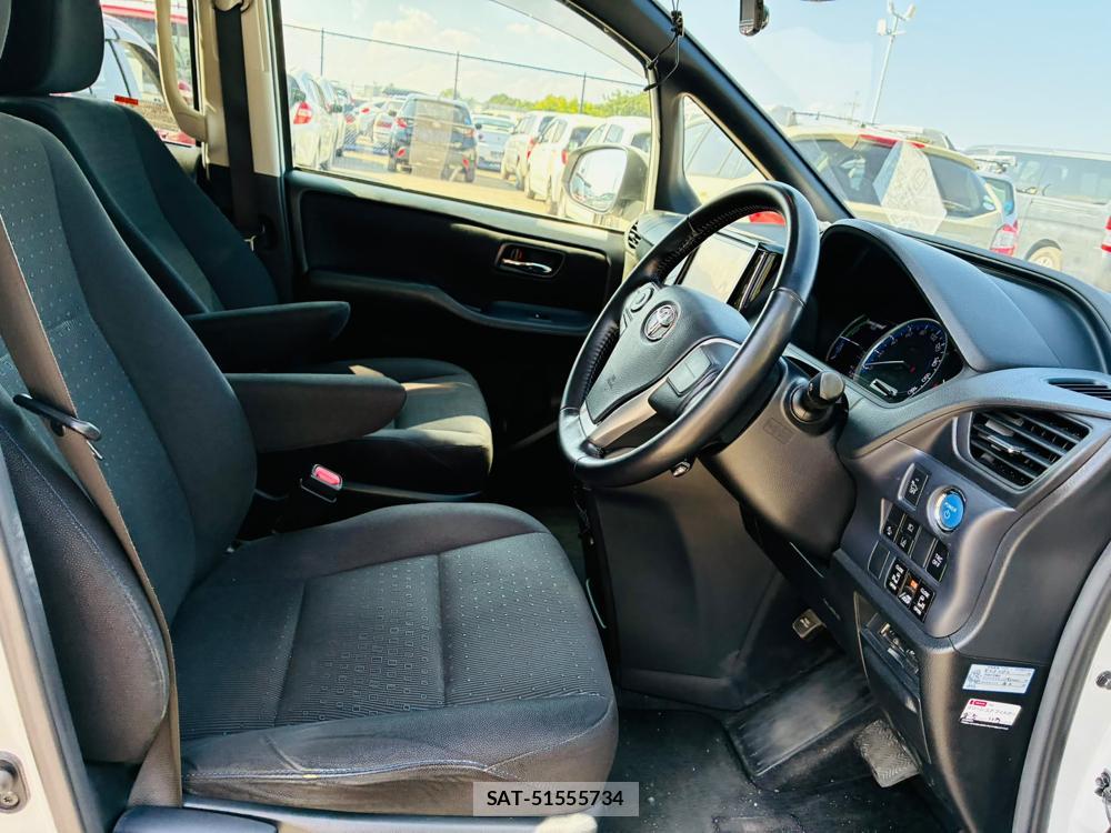 Toyota NOAH 2016-06 8112288-11