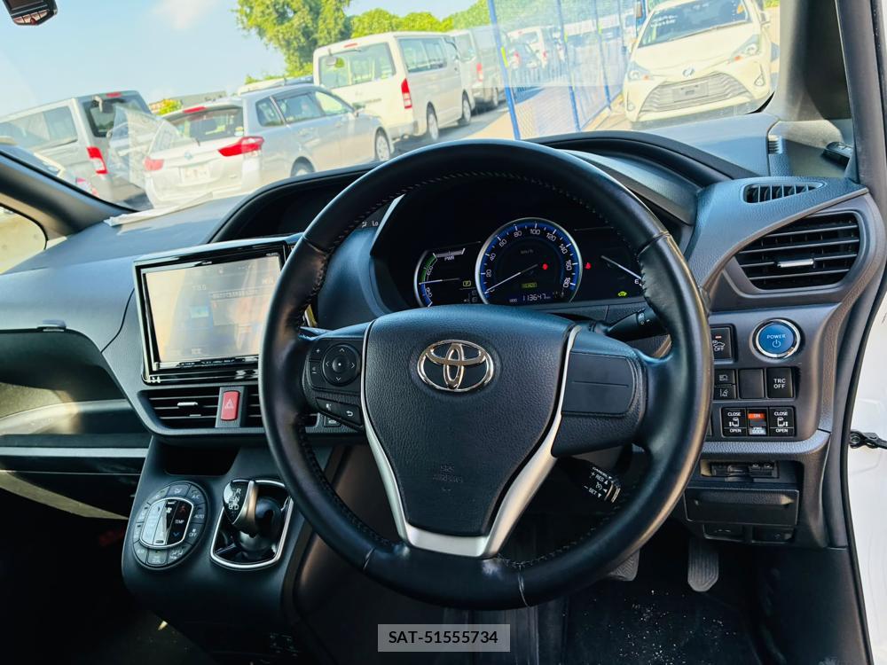 Toyota NOAH 2016-06 8112288-14