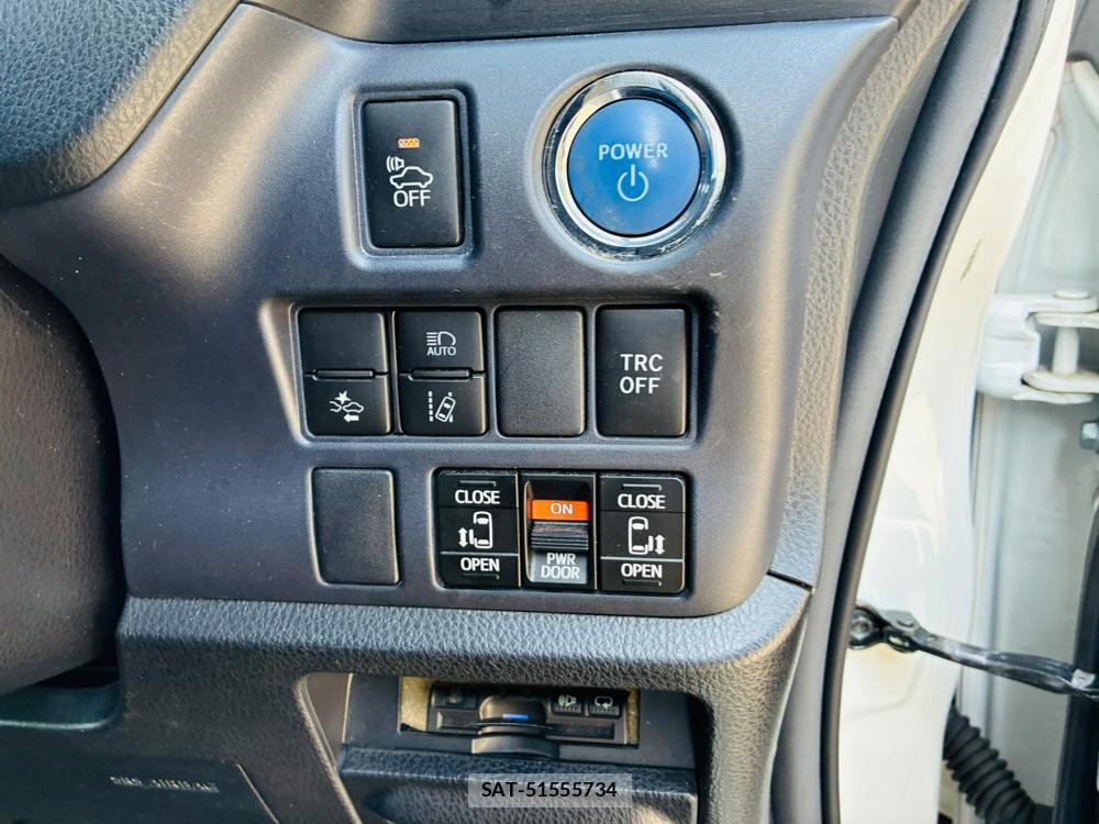 Toyota NOAH 2016-06 8112288-16