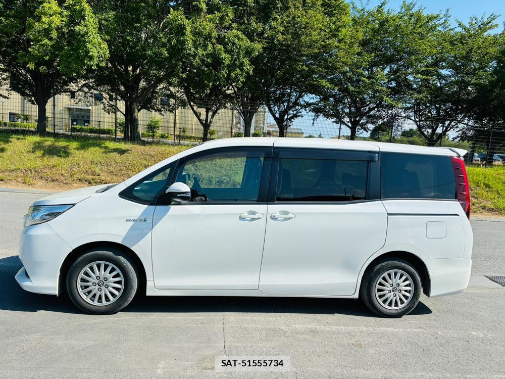 Toyota NOAH 2016-06 8112288-1