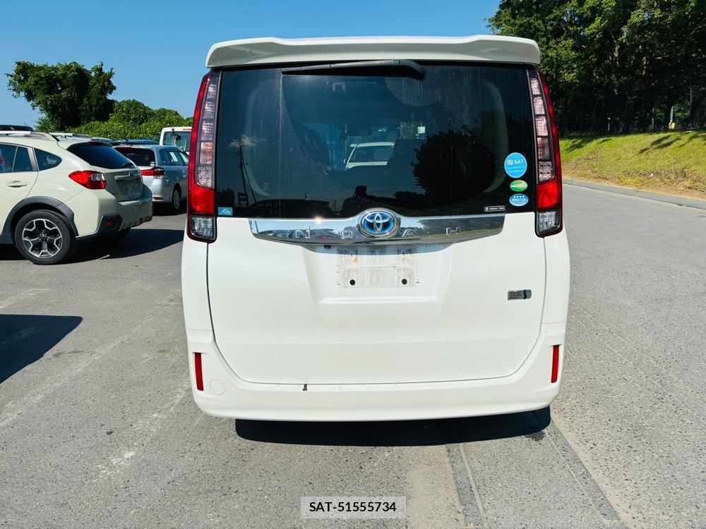 Toyota NOAH 2016-06 8112288-3