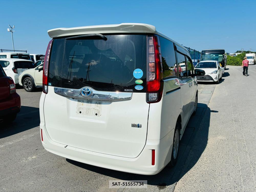 Toyota NOAH 2016-06 8112288-4