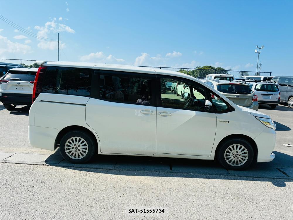 Toyota NOAH 2016-06 8112288-5