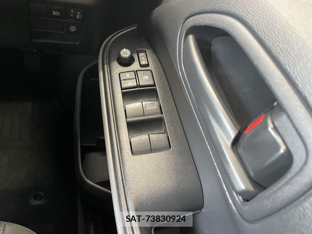 Toyota NOAH 2023-12 8209153-17