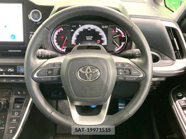 Toyota NOAH 2023-04 8209145-11