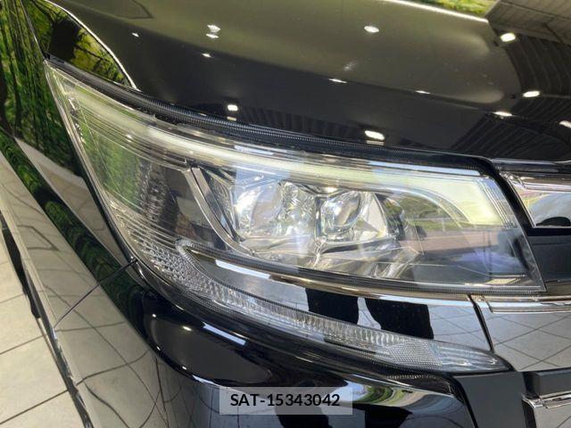 Toyota NOAH 2019-06 8209158-12
