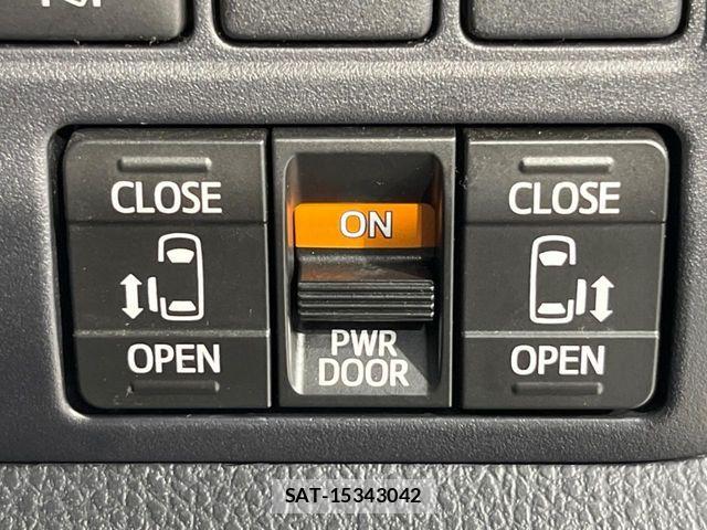 Toyota NOAH 2019-06 8209158-2