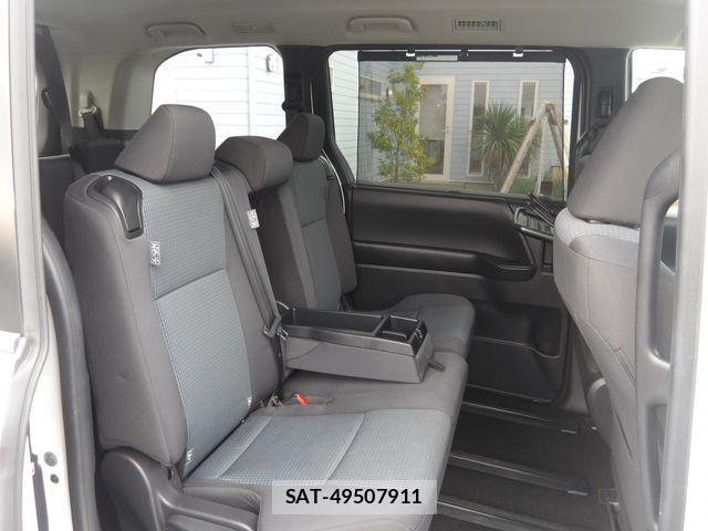 Toyota NOAH 2023-06 8209155-16