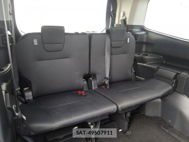Toyota NOAH 2023-06 8209155-17