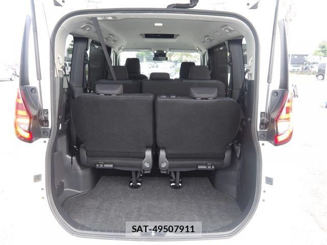 Toyota NOAH 2023-06 8209155-18