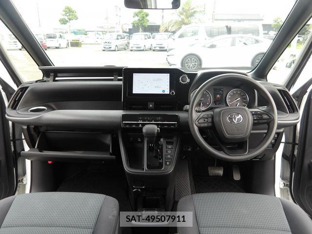 Toyota NOAH 2023-06 8209155-1