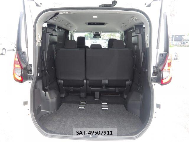 Toyota NOAH 2023-06 8209155-19