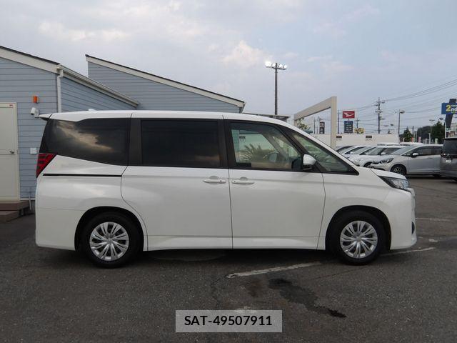 Toyota NOAH 2023-06 8209155-29